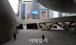 [포토] 평소보다 한가한 어울림광장
