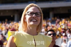 [이준기의 미국in]트럼프에 일격 날린 43세 女상원의원