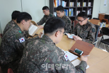 [르포]휴대폰으로 인강 김일병…오른 봉급 군테크 이병장