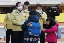 [포토]꼼꼼하게 손소독제 바르자