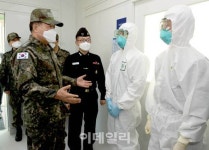 [포토] 해양의료원 방문하는 심승섭 해군참모총장