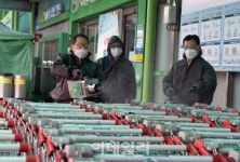 [포토] 쇼핑카트 소독하는 농협하나로 유통