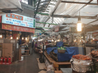 손님 더 빠지면… 코로나 확산에 전통시장 술렁