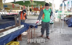 [포토]코로나19에 성남 모란5일장도 휴장..메르스 이후 5년만
