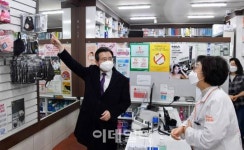 [포토] 마스크 체크하는 김용범 기재부 차관