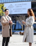 [포토]천양희 시인의 너에게 쓴다 걸린 교보생명빌딩