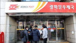 [르포] 가는 곳마다 품절...마스크 찾아 우왕좌왕하는 시민들
