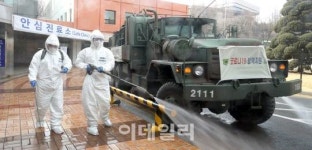 [포토]서울성모병원 선별진료소 앞 방역