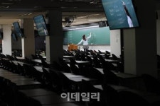 [포토]빈 강의실에서 학생들의 건강을 위해 녹화 강의