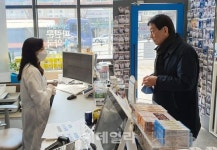 [포토] 마스크 판매점검 하는 진영 행안부 장관