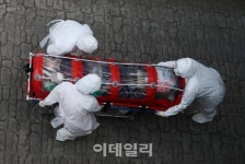 [포토]서울 서남병원으로 이송된 대구, 경북지역 확진자