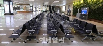 [포토]한·일 양국 입국 제한 첫날...김포공항 국제선 이용률 뚝