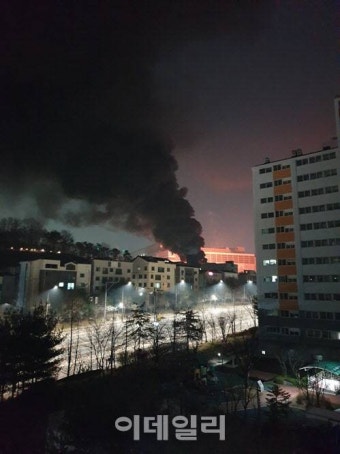 삼성전자 화성 반도체 공장서 화재..“생산라인 차질 없어”(종합)