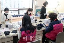 내 이웃 마스크는 내 손으로…`재봉틀 의병단` 꾸린 지자체들