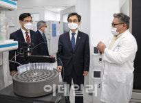 [포토]박원주 특허청장, 코로나19 치료제 개발기업 방문