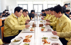 구내식당서도 사회적거리두기…경기북부지자체, 줄줄이 가림판 설치