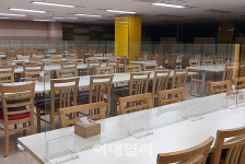 구내식당서도 사회적거리두기…경기북부지자체, 줄줄이 가림판 설치