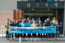 [포토]코로나19 저지에 총력다하는 택시 종사자 격려하는 조광한 남양주시장