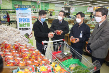 농산물 특판장 찾은 김현수 장관 “민관 합심해 어려움 극복”
