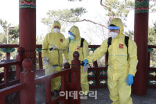 [포토]응봉산 팔각정에 있는 손잡이 방역