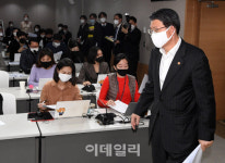 [포토] 발표장 입장하는 은성수 금융위원장