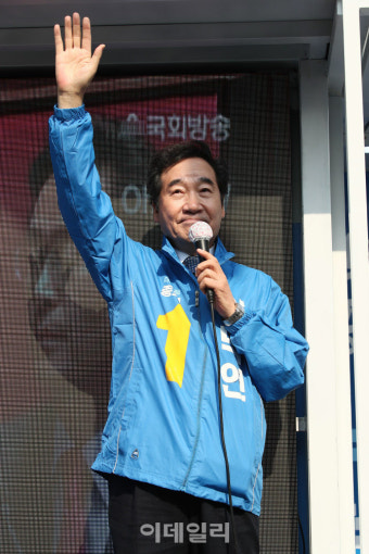 [포토]'손 들어 인사하는 이낙연'