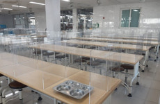 급식소 등장한 칸막이, 학교서도 효과 있을까