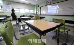 [포토]학생들 없는 교실에서 온라인 수업시작