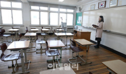 [포토]텅빈 교실에서 휴대폰으로 수업 사전 녹화