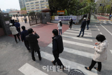 [포토]투표 행렬, 학교 정문 넘어