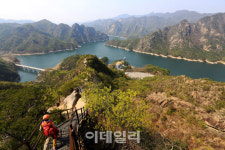 [여행] 파란 호수 위 푸른 산 겹겹이...산수화 속으로 걸어가다