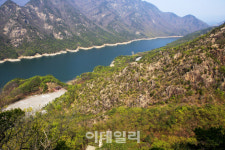 [여행] 파란 호수 위 푸른 산 겹겹이...산수화 속으로 걸어가다