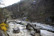 [여행] 파란 호수 위 푸른 산 겹겹이...산수화 속으로 걸어가다