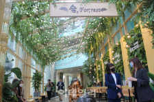 롯데百 건대스타시티점 ‘숲, 포레스트’ 변신…‘힐링쇼핑’