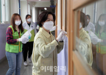 [포토] 학교 방역하는 김수영 양천구청장