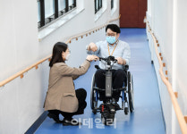 [포토]수동 휠체어를 전동으로 바꿔주는 보조공학기기 ‘무브온’