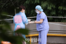 [포토]손 소독하는 의료진