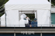 [포토]검체 채취하는 한 병원 관계자