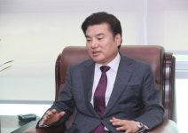 원유철 임기연장 없다…“5월까지 합당 결의”