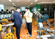 [포토]공공실내체육시설 방역 상황 점검하는 최종환 파주시장