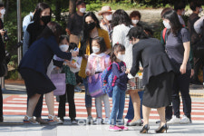 [포토]초등학교 교문에서 손 소독부터…