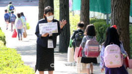 [포토]등교하는 학생들이 반가운 선생님