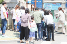 [포토]걱정되는 마음에 학교 앞까지 온 학부모들