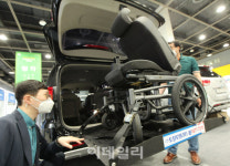 [포토]휠체어 수납을 돕는 차량용 보조공학기기