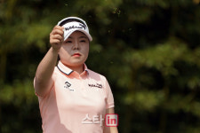 [포토] 양채린 잔디를 이용해 바람을 읽는다