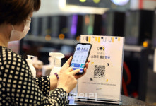 [포토] 강남구, 스마트 출입명부 시스템 작동