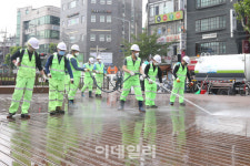 [포토]성북천 물청소하는 성북구청 직원들