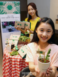[포토] 친환경 재배 키트 증정 이벤트