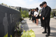 [포토]이한열 열사 기념비에 묵념하는 연세대 총학생회