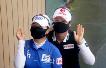 [포토]최혜진,이소미 '안개로 대회 취소되었어요'